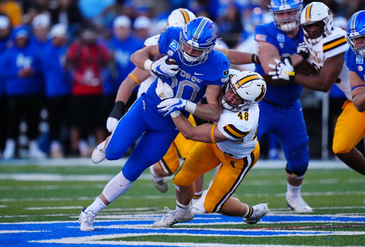 Wyoming linebacker Chad Muma makes tackle